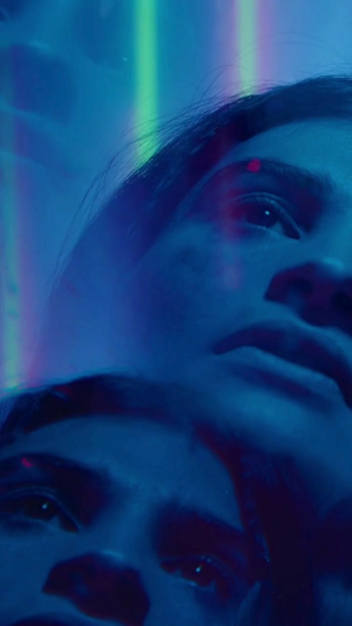 Fotograma del videoclip SLEEPY con luces azules y magenta